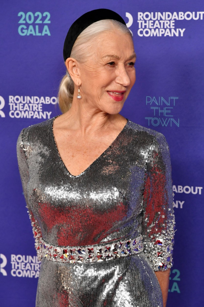 Helen Mirren, într-o rochie cu paiete, mulată pe corp, la 76 de ani