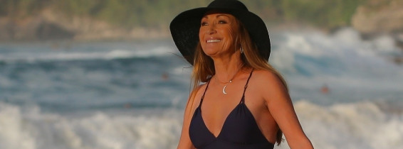 *PREMIUM-EXCLUSIVE* Jane Seymour looks sensational in a swimsuit during sunshine break in Hawaii after tuning 70