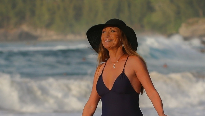 *PREMIUM-EXCLUSIVE* Jane Seymour looks sensational in a swimsuit during sunshine break in Hawaii after tuning 70