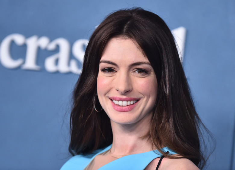 Anne Hathaway, imaginea perfecțiunii într-o rochie cu decupaje și cu șliț adânc.