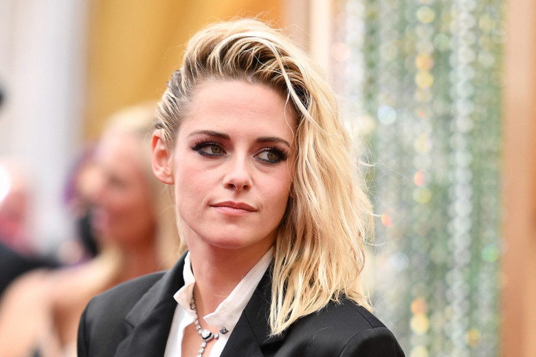 Premiile Oscar 2022 Momentul în care actrița Kristen Stewart își sărută logodnica pe covorul roșu. Cele două s-au logodit în urmă cu câteva luni