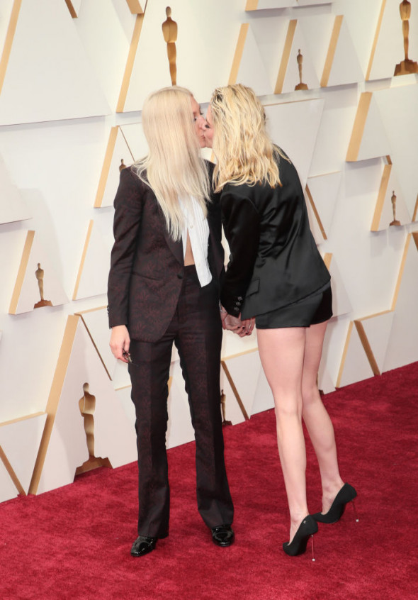 Premiile Oscar 2022 Momentul în care actrița Kristen Stewart își sărută logodnica pe covorul roșu. Cele două s-au logodit în urmă cu câteva luni  Profimedia Images