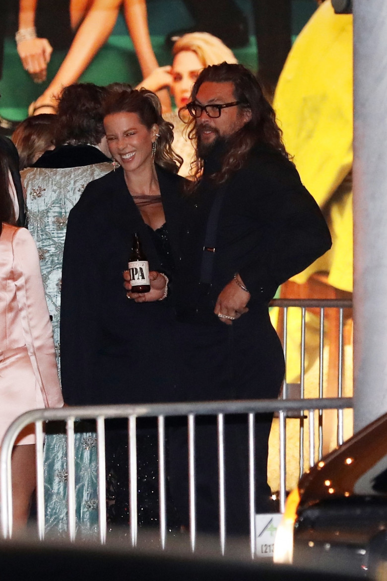 Jason Momoa and Kate Beckinsale get cozy together along with Rita Ora and Taika Waititi at the Vanity Fair party!