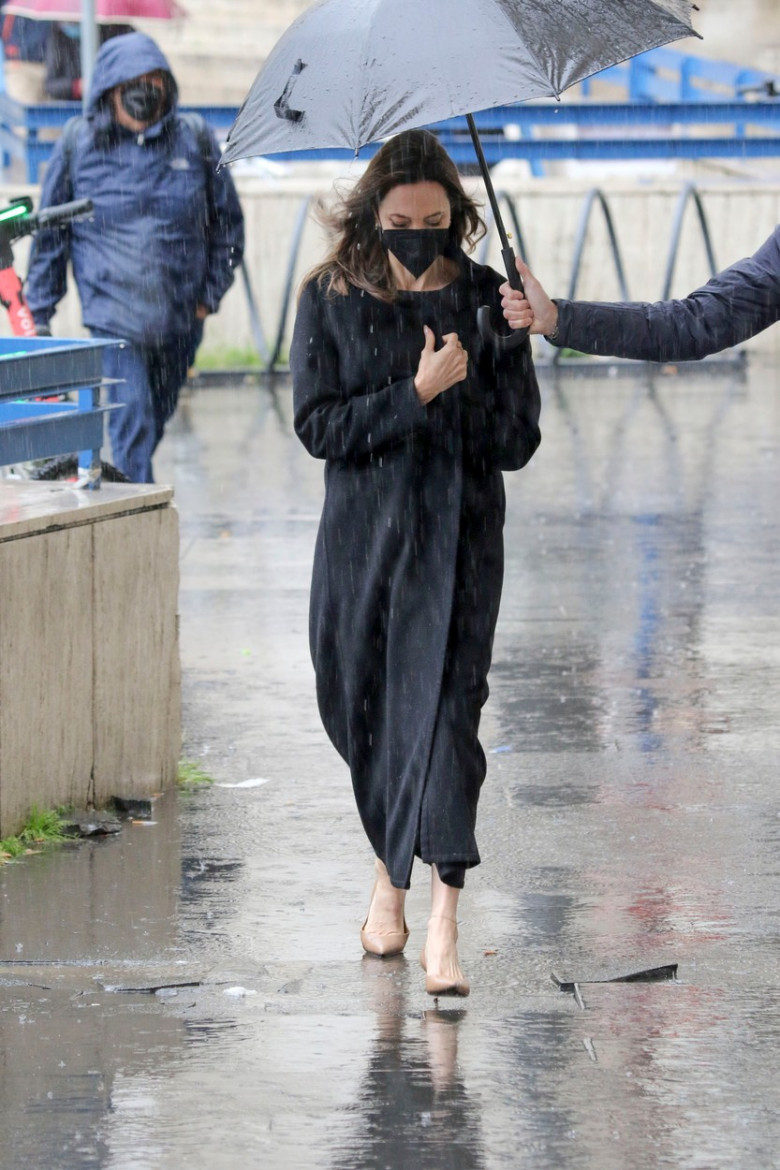 Angelina Jolie, fotografiată fără copii în Roma