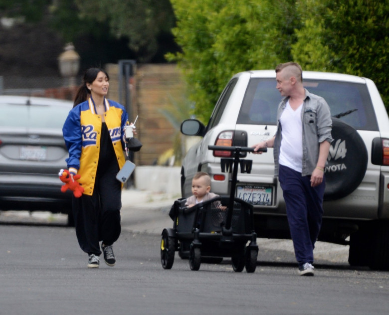 Macaulay Culkin, fiul său Dakota și Brenda Song în Los Angeles/ Profimedia