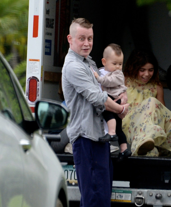Macaulay Culkin, fiul său Dakota și Brenda Song în Los Angeles/ Profimedia