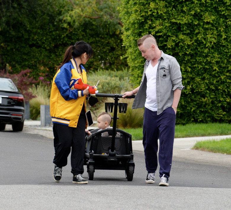 Macaulay Culkin, fiul său Dakota și Brenda Song în Los Angeles/ Profimedia