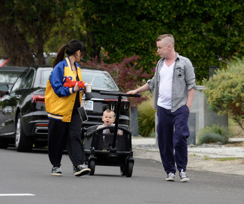 Macaulay Culkin, fiul său Dakota și Brenda Song în Los Angeles/ Profimedia