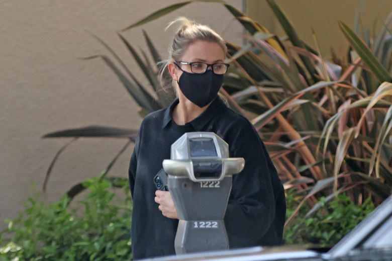 Cameron Diaz enjoys some quality downtime in LA as she visits a wellness center that specializes in acupuncture and Chinese medicine.