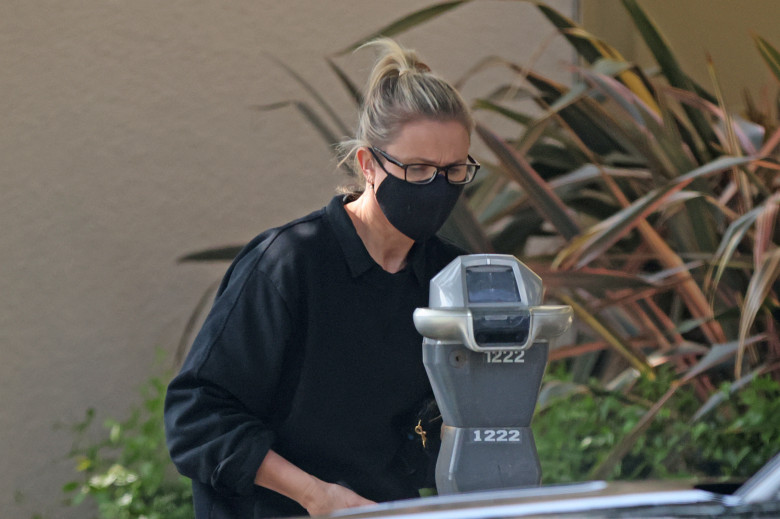 Cameron Diaz enjoys some quality downtime in LA as she visits a wellness center that specializes in acupuncture and Chinese medicine.
