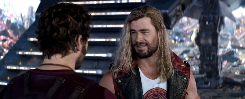 GazetaWeb - Chris Hemsworth roda cena de 'Thor' com visual anos 80