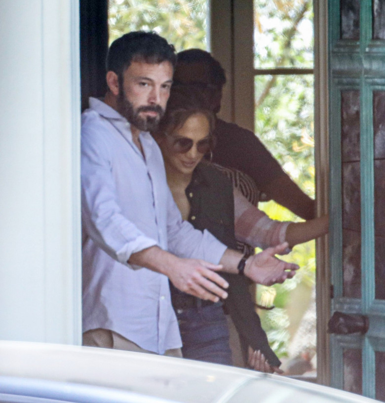 Jennifer Lopez și Ben Affleck, fotografiați într-o ipostază neașptată