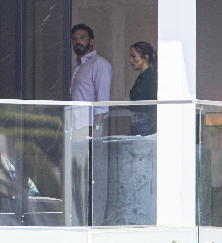 Jennifer Lopez și Ben Affleck, fotografiați într-o ipostază neașptată