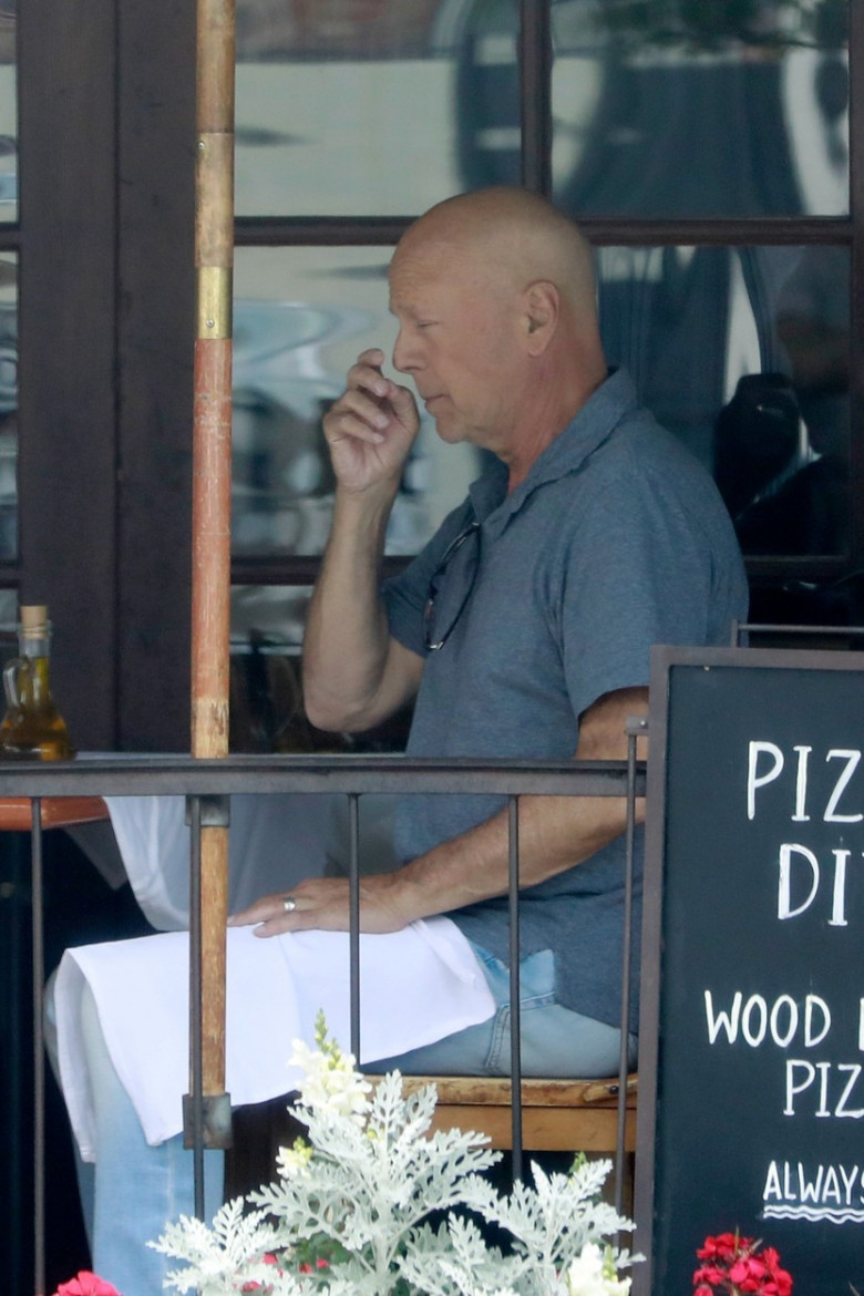 Bruce Willis, fotografiat în oraș cu un prieten, la șase săptămâni de când a dezvăluit că suferă de afazie