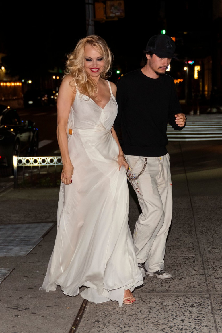 Pamela Anderson, fabuloasă într-o rochie albă, vaporoasă