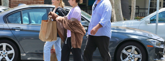 *EXCLUSIVE* Mel Gibson goes to the grocery store with his daughter in Malibu