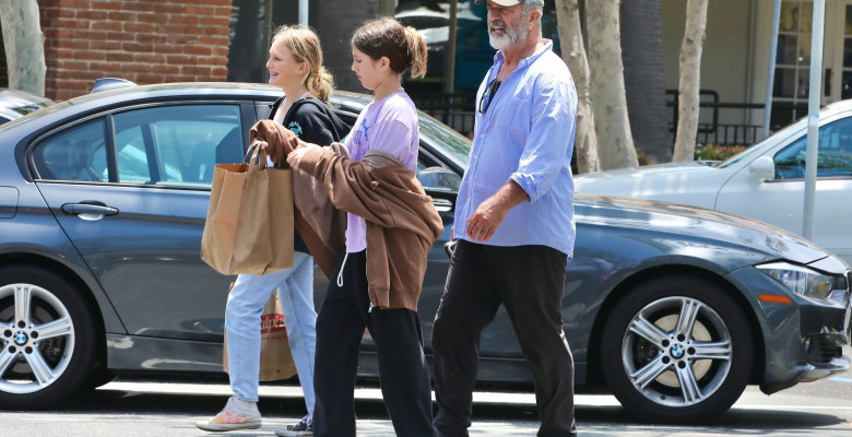 *EXCLUSIVE* Mel Gibson goes to the grocery store with his daughter in Malibu