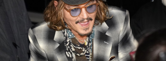 Johnny Depp, surprins în timp ce ieșea din hotel / Profimedia Images