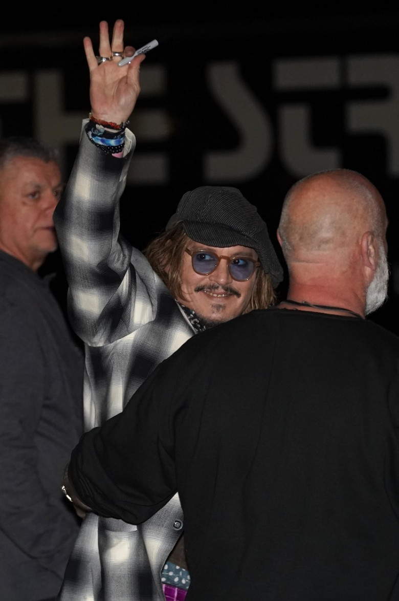 Johnny Depp, surprins în timp ce ieșea din hotel