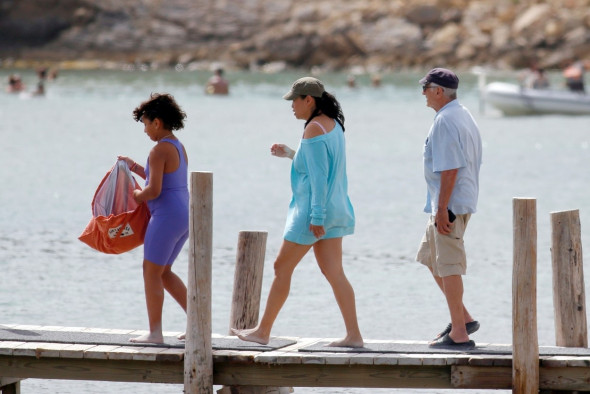 Robert De Niro, fotografiat alături de iubita și de fiica sa, în vacanță, în Ibiza