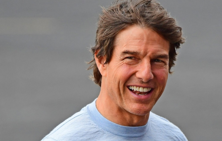 *EXCLUSIVE* Top Gun star Tom Cruise spotted flying his chopper up the Thames