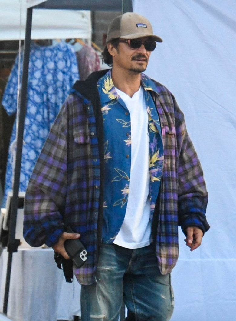 EXCLUSIVE: *NO DAILYMAIL ONLINE* Orlando Bloom Blends In With The Bondi Scene, Making A Somewhat Incognito Visit To The Bondi Markets In Sydney