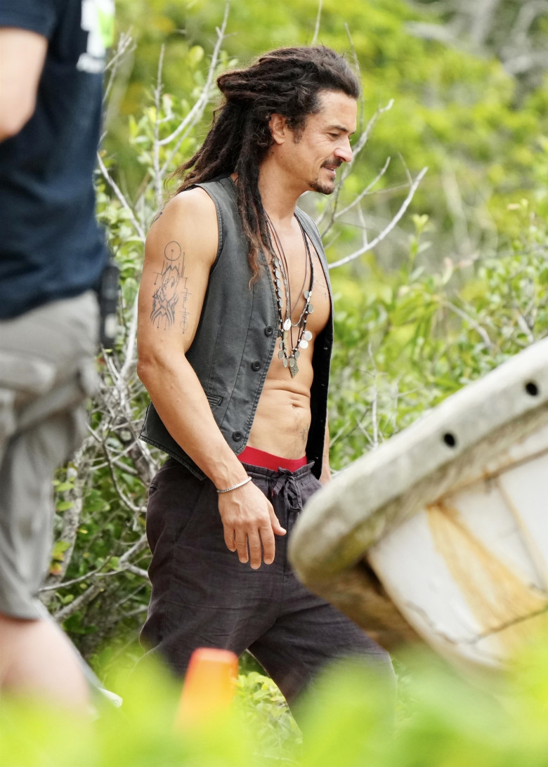 *PREMIUM-EXCLUSIVE* Orlando Bloom, Pete Davidson, &amp; cast continue filming 'Wizards' at Wangetti Beach