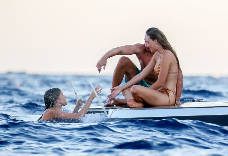 *PREMIUM-EXCLUSIVE* MUST CALL FOR PRICING BEFORE USAGE - Australian actress Margot Robbie pictured with her boyfriend and Oscar-winning actor Rami Malek seen enjoying a holiday together on a luxury yacht in Formentera.*PICTURES TAKEN ON 07/08/2022*