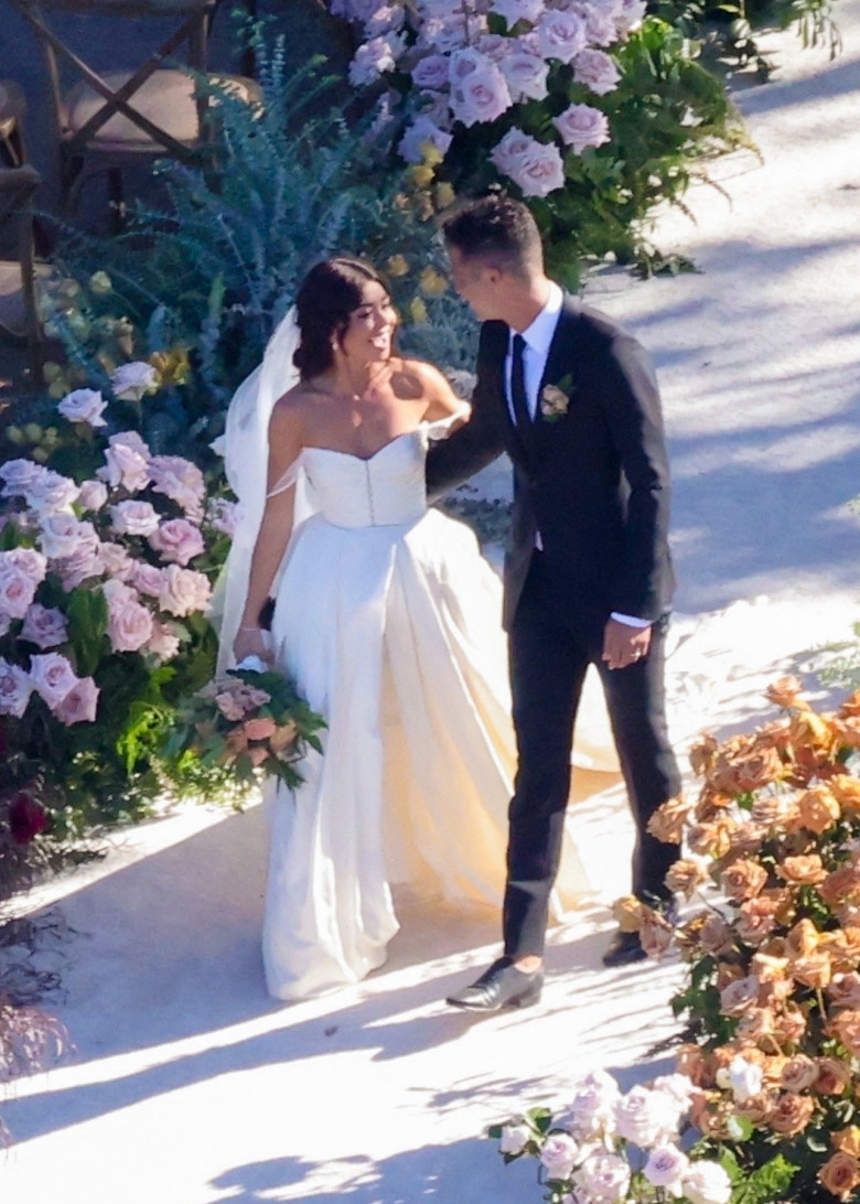 PREMIUM EXCLUSIVE: *NO WEB UNTIL 8PM EDT 22ND AUG* Sarah Hyland and Wells Adams kiss each other at the altar after getting married in a California wine vineyard
