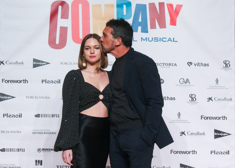 ANTONIO BANDERAS ARROPADO POR SU HIJA STELLA Y SU PAREJA, NICOLE KIMPEL EN EL ESTRENO DE SU NUEVO ESPECTÁCULO "COMPANY"