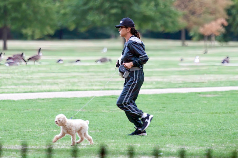 Catherine Zeta-Jones, fotografiată în parc, la plimbare cu câinele