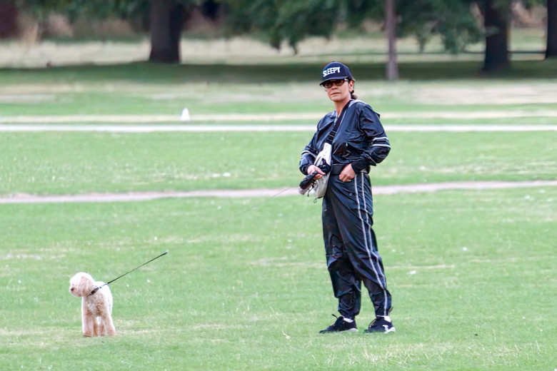 Catherine Zeta-Jones, fotografiată în parc, la plimbare cu câinele