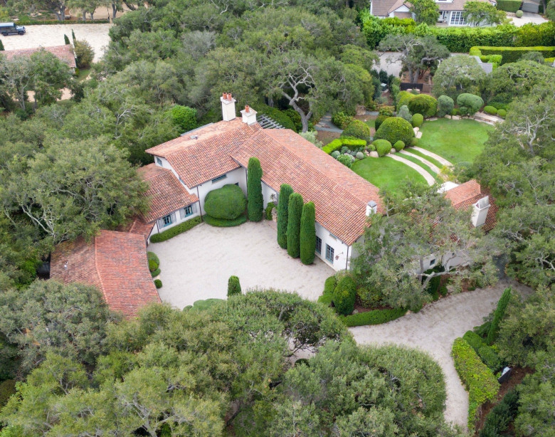 *EXCLUSIVE* Jennifer Aniston buys Oprah Winfrey's Montecito farmhouse for $14.8 Million