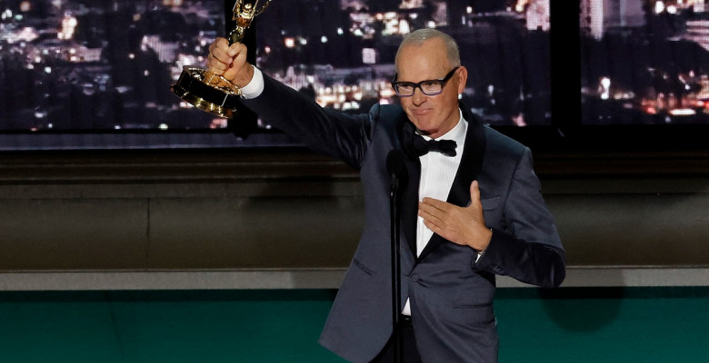 Michael Keaton, alături de partenera lui la premiile Emmy