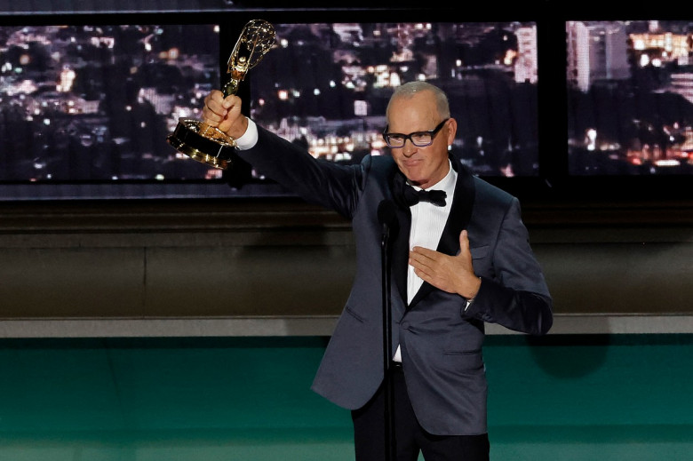 Michael Keaton, alături de partenera lui la premiile Emmy