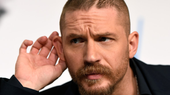 Tom Hardy, la bustul gol pe plaja din Barbados, alături de soție. Burtă în loc de pătrățele pe abdomen și o colecție de 30 de tatuaje