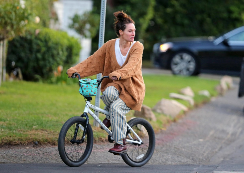 *EXCLUSIVE* Game Of Thrones" actress Lena Headey is all smiles riding a bicycle in Los Angeles