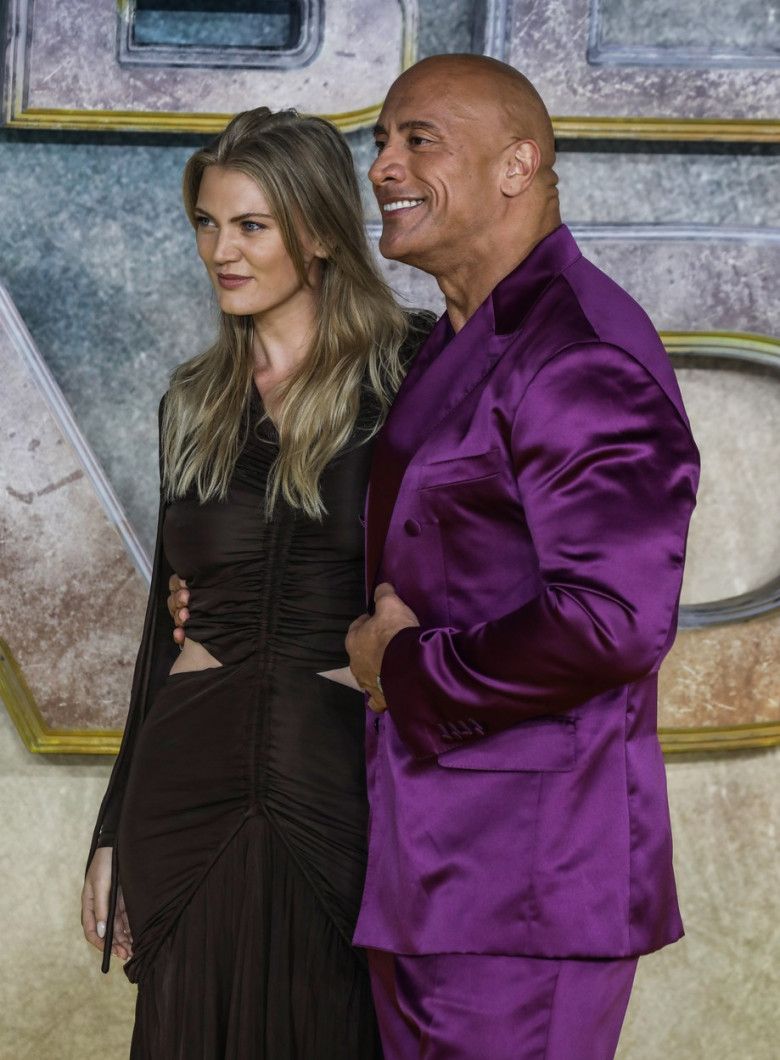 Ella Loudon, și Dwayne Johnson la premiera filmului Black Adam din Marea Britanie/ Profimedia