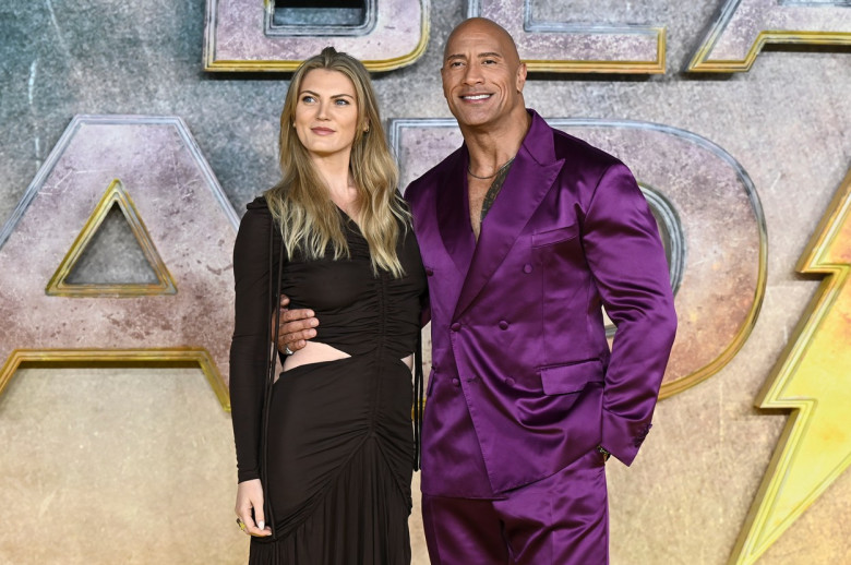 Ella Loudon, și Dwayne Johnson la premiera filmului Black Adam din Marea Britanie/ Profimedia