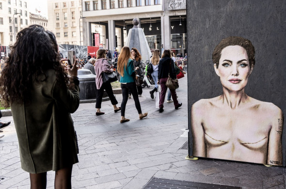 Pictură murală cu Angelina Jolie/ Profimedia