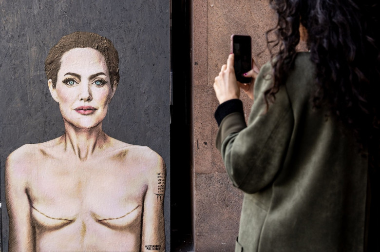 Pictură murală cu Angelina Jolie/ Profimedia