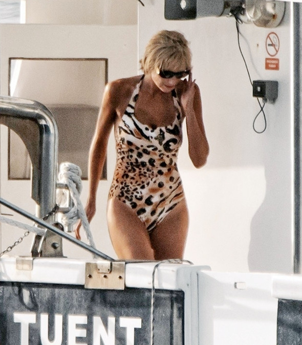 *PREMIUM-EXCLUSIVE* MUST CALL FOR PRICING BEFORE USAGE  - STRICTLY NOT AVAILABLE FOR ONLINE USAGE UNTIL 13:10 PM UK TIME ON 02/11/2022 - The Australian Actress Elizabeth Debecki donned her leopard printed swimsuit made famous from Diana's much-publicise
