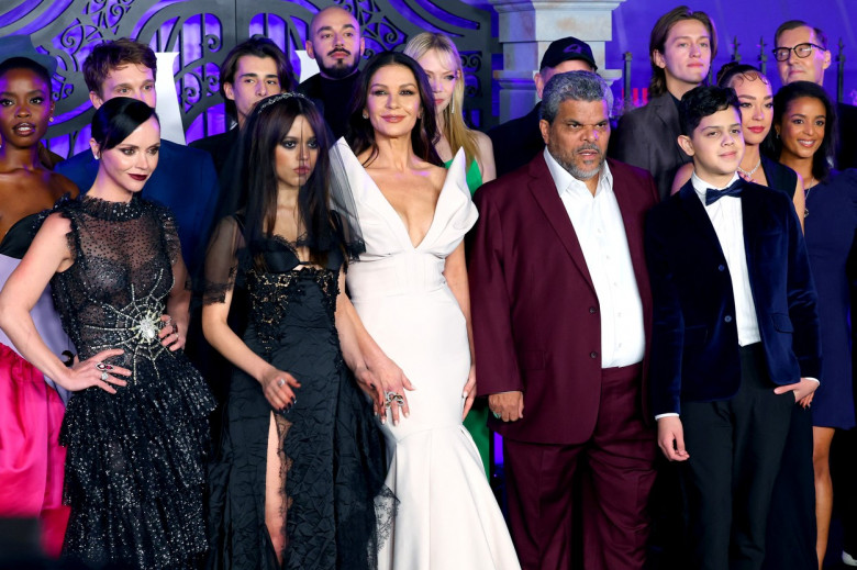 Catherine Zeta-Jones, răvășitoare la lansarea ”Wednesday”, noua serie despre familia Addams (8)