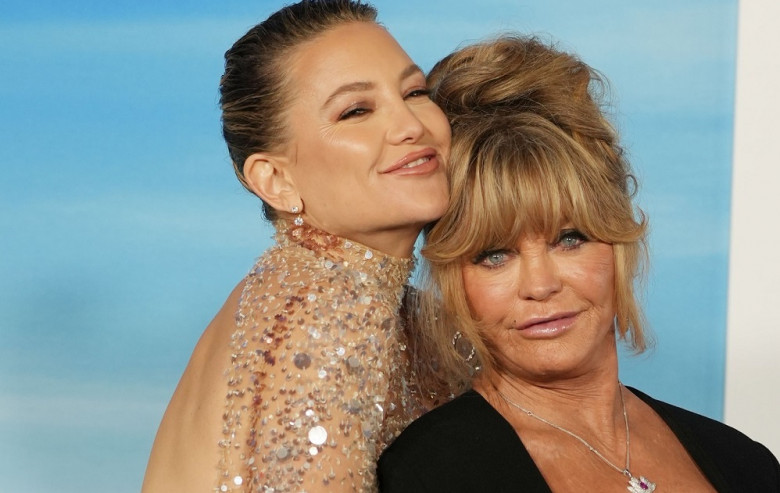 Actress Kate Hudson and Her Mother Goldie Hawn Take Over the Red Carpet at the Premier of the Film "Glass Onion" Held at the Academy Museum in Los Angeles
