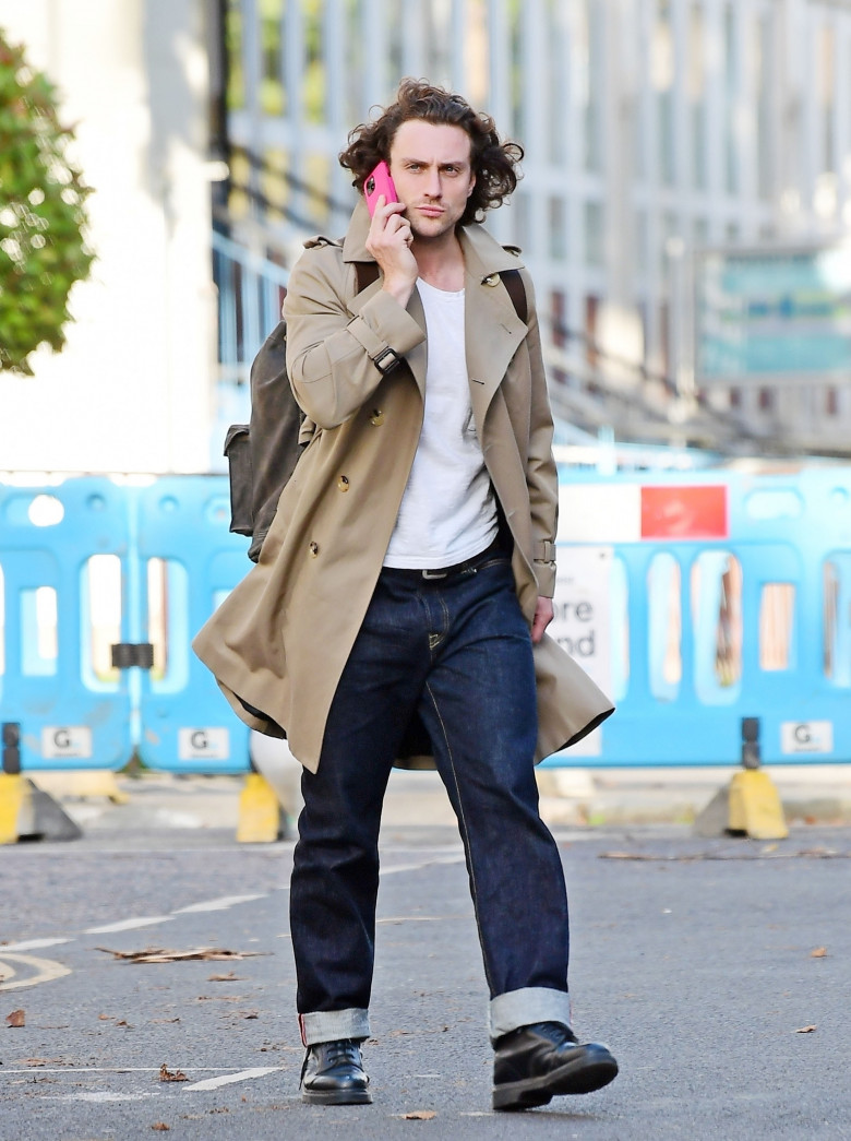 *EXCLUSIVE* English actor Aaron Taylor-Johnson show's off his bulging biceps as he's pictured meeting a friend while out and about in Notting Hill.