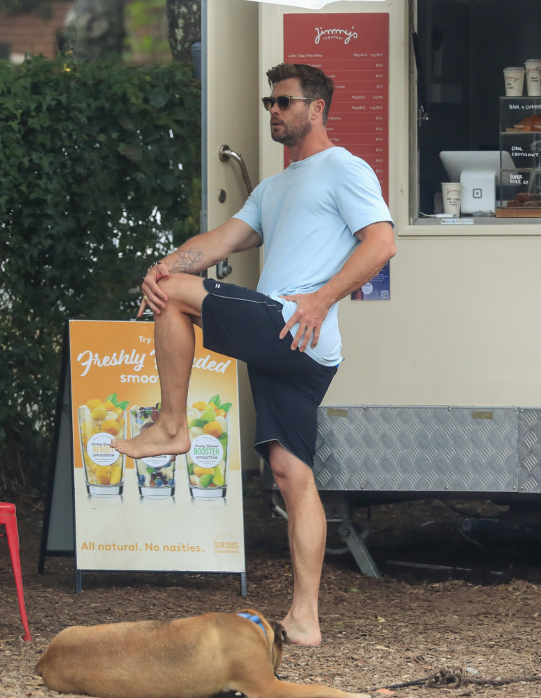 EXCLUSIVE: *NO DAILYMAIL ONLINE* Coffee Date! Chris Hemsworth And Elsa Pataky Step Out For A Barefoot Morning Coffee Date In Byron Bay, With The Couple Spotted Enjoying Some Time-off Together