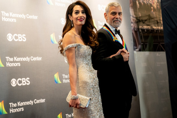 Amal, răvășitoare la brațul lui George Clooney, la un eveniment din Washington