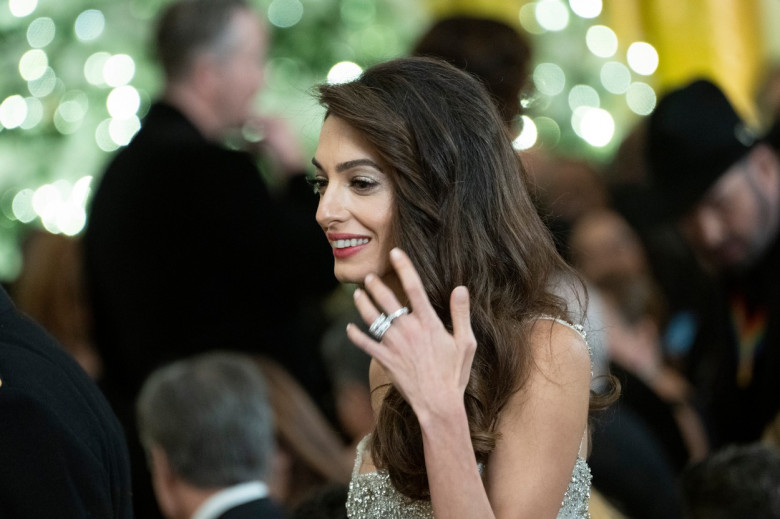 Amal, răvășitoare la brațul lui George Clooney, la un eveniment din Washington