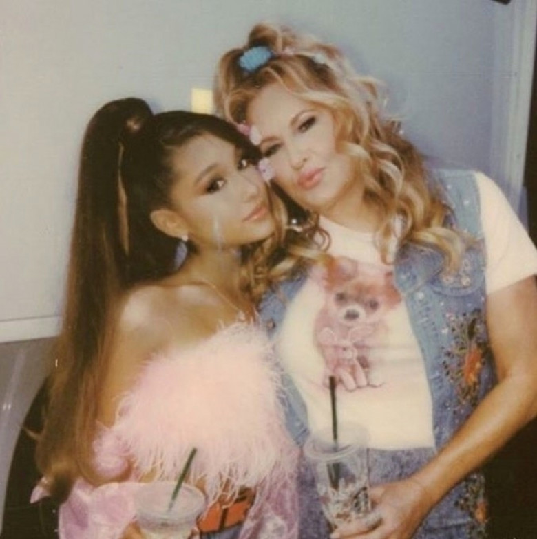 Ariana Grande și Jennifer Coolidge