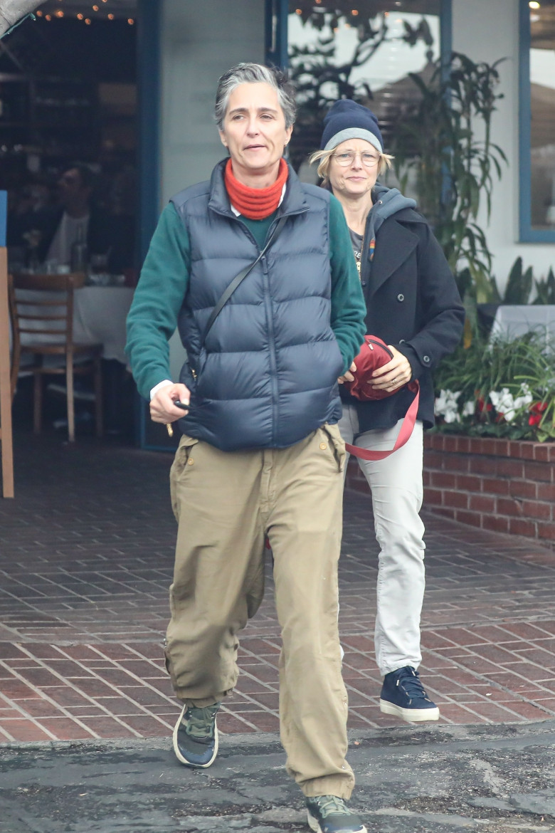 *EXCLUSIVE* Jodie Foster and wife enjoy lunch at Mauro's cafe in West Hollywood